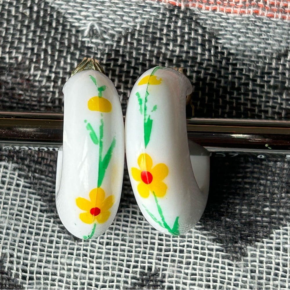 🔸FINAL PRICE🔸 Vintage Acrylic Floral Painted Clip On Hoop Earrings Cottagecore - Picture 3 of 9